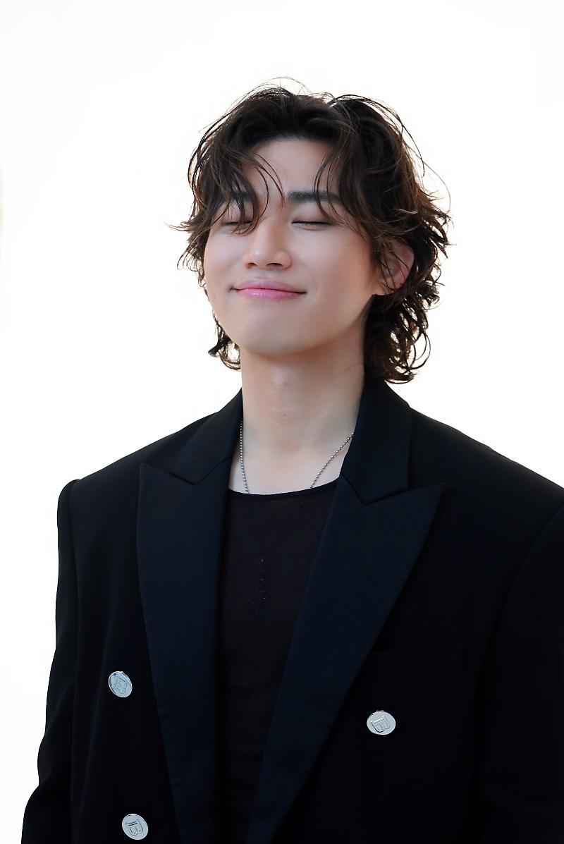 thereallme8's tweet photo. This *sniffs* is the first photoshoot 😭😭 we had 😭😭 since 2017 😭😭😭
I 😭😭 don't think 😭😭 you guys can ever understand 😭😭😭

HAPPY D-LITEFUL BDAY
#HAPPYDAESUNGDAE
#DAESUNG 
@d_lable https://t.co/aC3IqG59jM