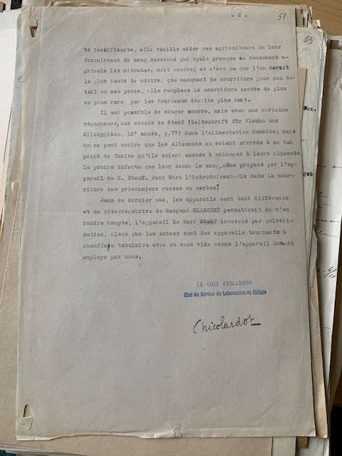 JeanP_MT's tweet photo. Nouvel épisode des "surprises du Service historique de la Défense" : Grande Guerre, au sujet des usages du sang de bœuf séché : source d'albumine, engrais, nourriture pour le bétail et pour les humains... cote GR 7 NN 2 980 https://t.co/lROTBVgo6Q