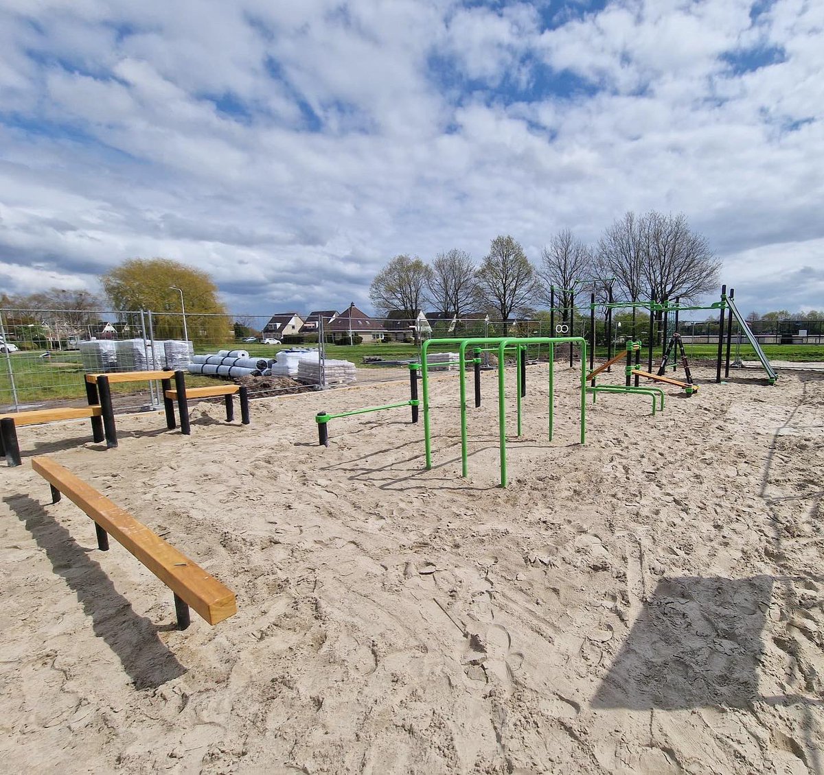 Sports2playBV's tweet photo. WORK IN PROGRESS 🔥
@Gemeente_Lwd is straks een gloednieuw Calisthenics en outdoor Fitnesspark rijker! 🤩 Volgende week wordt het project afgerond. #New #Sneakpeek #Outdoor #Fitness #BuitenSporten #Health #Buiten https://t.co/GRUH6Npd1B