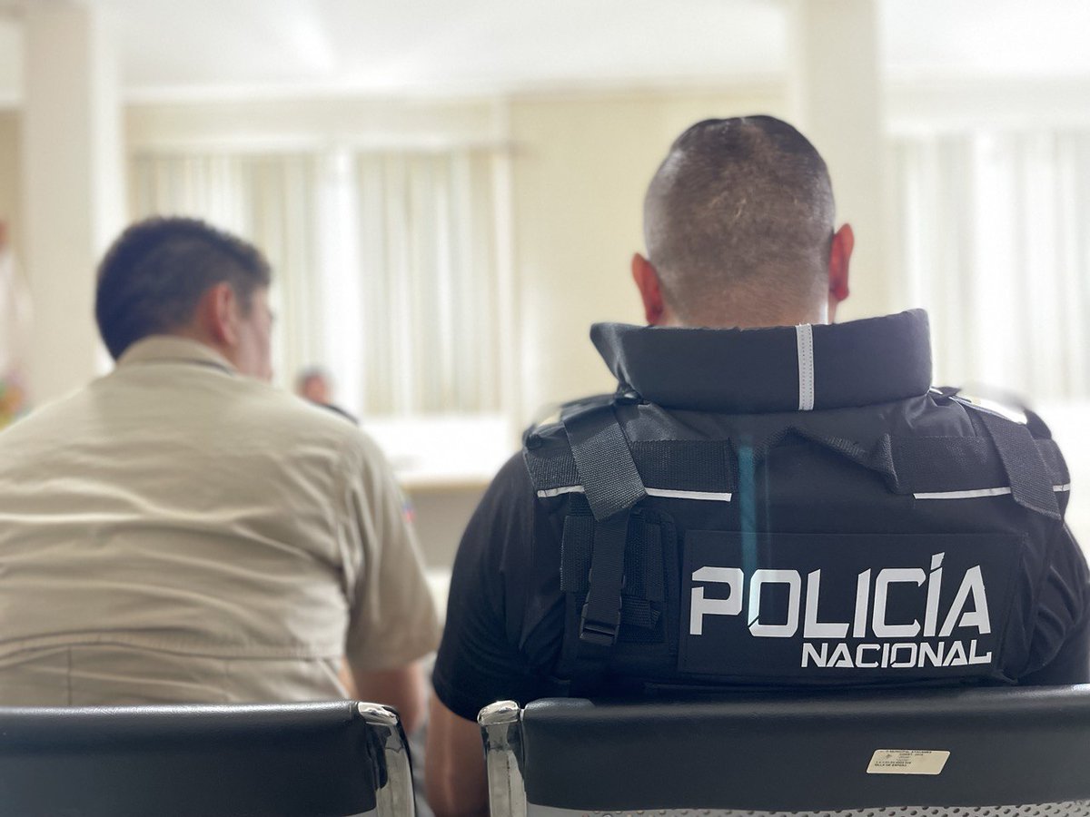 MuniAtacames's tweet photo. La Mesa Técnica de Seguridad Turística de #Atacames estuvo liderada por el burgomaestre @SaldarriagaF1, aquí junto a @PoliciaEcuador, @CamaraTurismoAT, @TurismoEc, #OperadorasTurísticas realizaron un balance a los resultados que arrojó el último feriado nacional de Semana Santa https://t.co/MbbXP6AyJy