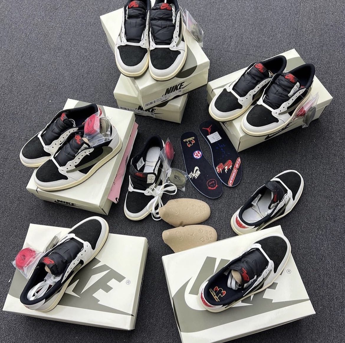 SneakerrP's tweet photo. Travis Scott × Wmns Air Jordan 1
Retro Low OG 'Olive' Dm for Size https://t.co/w2ob2evpxp