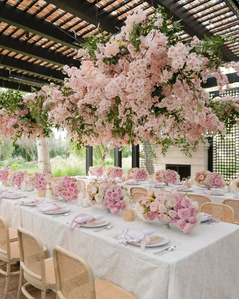 Lynette in White is bringing in the beauty of spring! This cherry blossom pink themed baby shower was everything! 🌸🌸🌸 Swipe to see all the pretty details. 

@roxythecreative
@karinapiresphotography
@detailskristi
@archiverentals
@bloomboxdesigns
<a href="/lux/">lux 𓅪</a>… instagr.am/p/CrgJladhdGh/