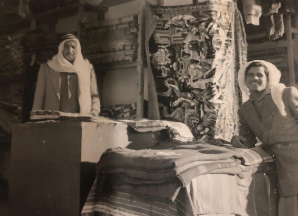 المرحومان #فيصل_الغانم_الدبوس و #خالد_الحمود_الدبوس بعمر الشباب في محلات تجارتهم بسوق المباركية في أول نشأته نسأل الله لهم الرحمة والمغفرة والجنة وعرفت عائلة الدبوس الكرام بالتجارة من القدم حين قطنو بفريج الزهاميل بمنطقة شرق وبعدها انتقلوا لمدينة الفحيحيل جنوب الكويت وبنو سورها