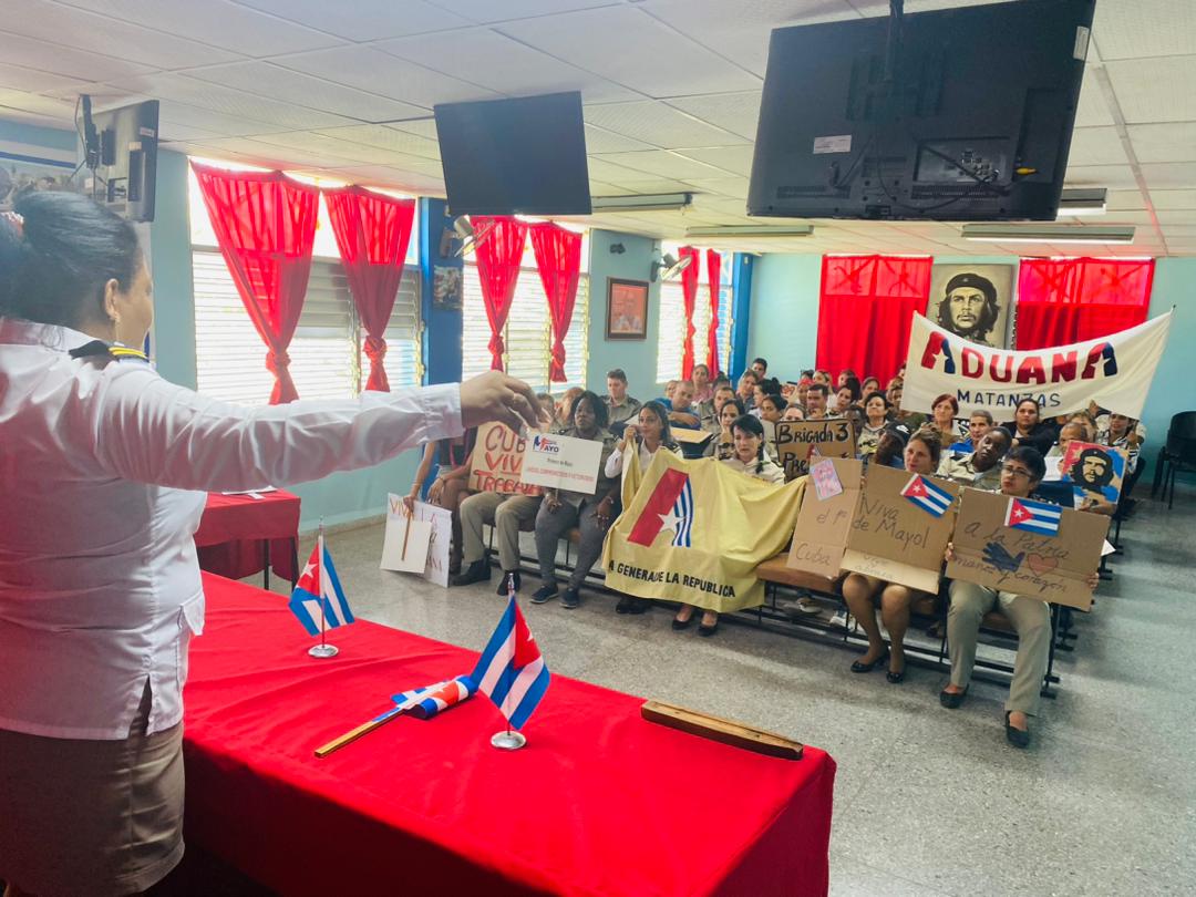 AduanaYumurina's tweet photo. Euforia contagiosa en Plenaria de la @AduanaYumurina  ❌ un 1⃣ro de Mayo Victorioso, en una mañana de locos reafirmando el espíritu proletario #AduanaMaqtanzas #PorLaPatriaManosYCorazon 
#MatancerosEnVictoria https://t.co/zpakwTEsBE