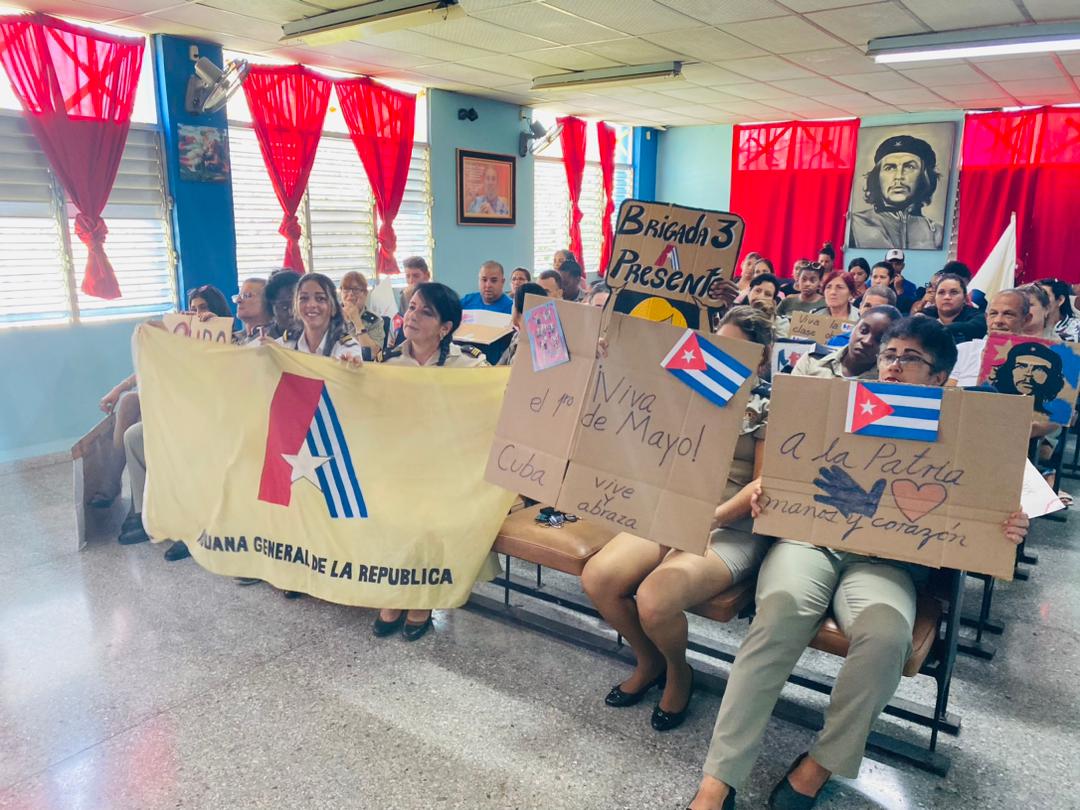 AduanaYumurina's tweet photo. Euforia contagiosa en Plenaria de la @AduanaYumurina  ❌ un 1⃣ro de Mayo Victorioso, en una mañana de locos reafirmando el espíritu proletario #AduanaMaqtanzas #PorLaPatriaManosYCorazon 
#MatancerosEnVictoria https://t.co/zpakwTEsBE