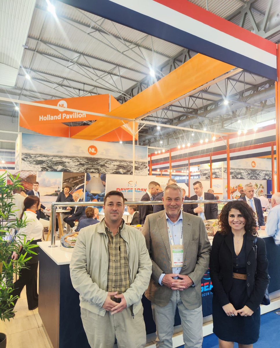 Valents_cast's tweet photo. Hoy nuestro candidato a la alcaldía de Castelldefels @javiercanderod, junto con @CaRmEn_RcDbA, Secretaria de Organización, han visitado la #seafoodexpo @SeafoodExpo_GL #Barcelona. 

El tiempo dispensado en el pabellón de Holanda ha sido muy fructífero!. #Holanda &amp; #Castelldefels. https://t.co/11S2ehWZzs