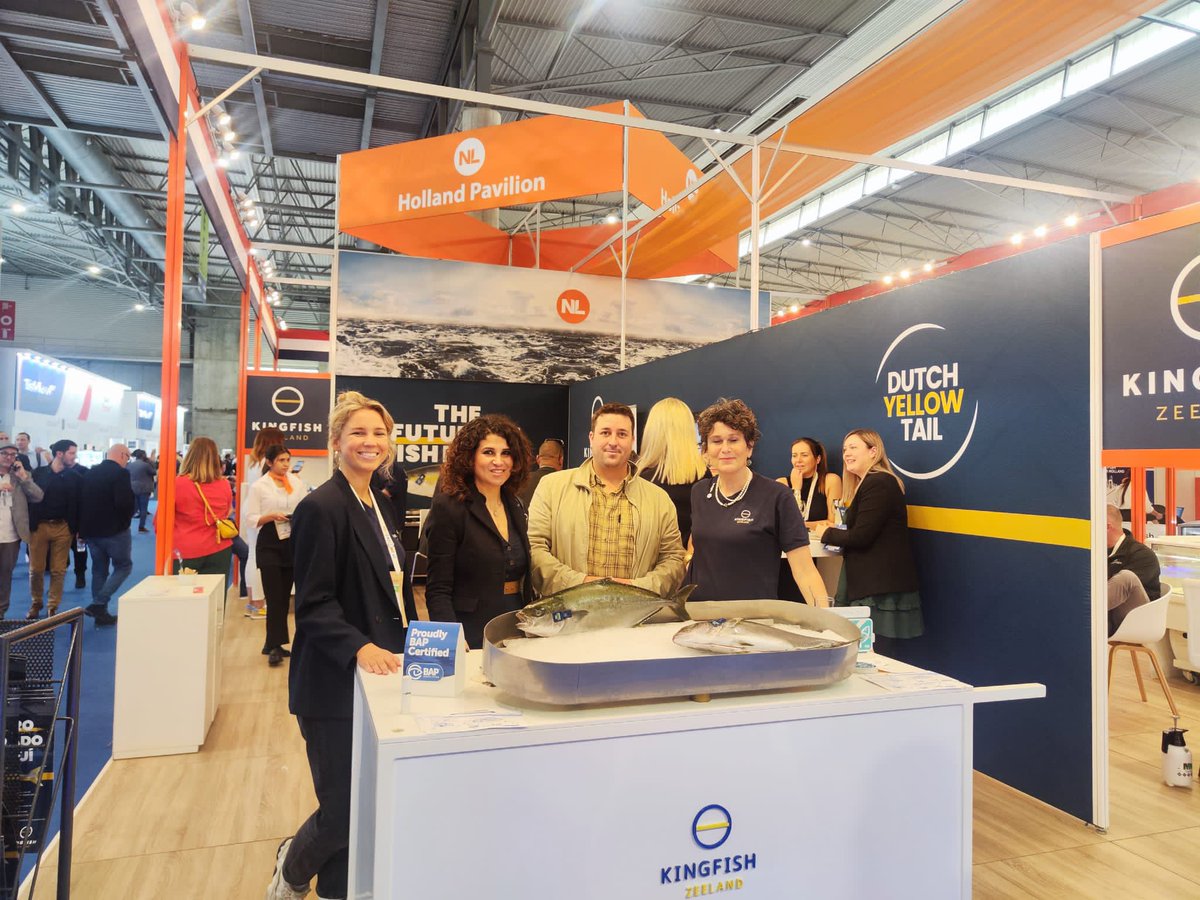 Valents_cast's tweet photo. Hoy nuestro candidato a la alcaldía de Castelldefels @javiercanderod, junto con @CaRmEn_RcDbA, Secretaria de Organización, han visitado la #seafoodexpo @SeafoodExpo_GL #Barcelona. 

El tiempo dispensado en el pabellón de Holanda ha sido muy fructífero!. #Holanda &amp; #Castelldefels. https://t.co/11S2ehWZzs