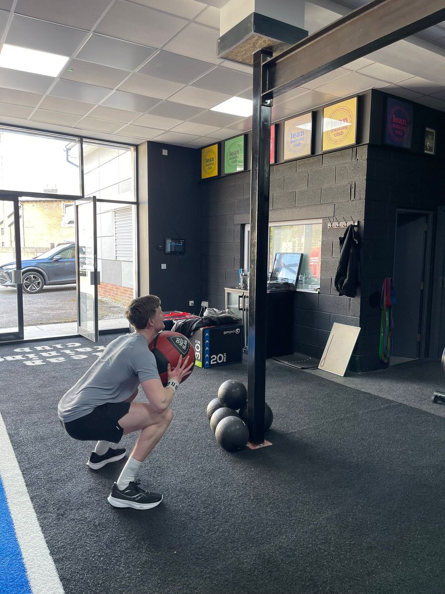 SamKeaneMethod's tweet image. This Sunday, I will take on my first ever HYROX event in London. 

I have put together a blog outlining how to strategise your nutrition to perform optimally at such a demanding event.

lnkd.in/dtfJcw4C