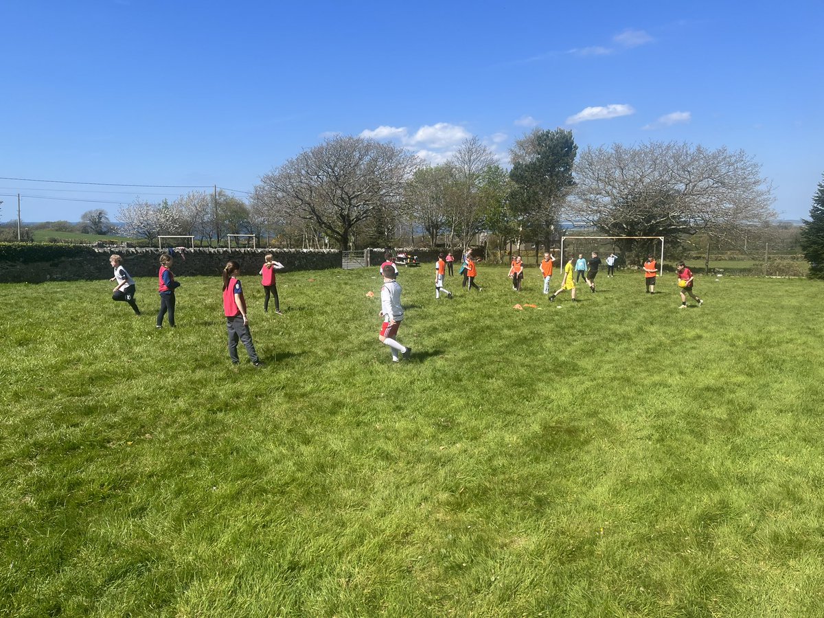cpdybalafitc's tweet photo. Diwrnod braf heddiw ☀️ wrth i ni darparu twrnament pel droed yn Ysgol Brynaerau. Dim pwysau ar y tim cyntaf ond disgylion eisiau weld tlws arall 🙈 wrth i ni mynd ar Cwpan MG yna rei misoedd nol🤞#cyffro #cwpancymru #
#gwynedd #partneriaeth #ysgolion 🖤🤍⚽️ https://t.co/lxRDfEbD0O