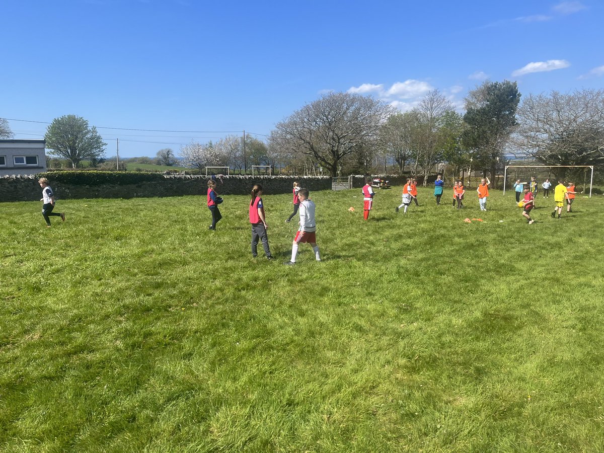 cpdybalafitc's tweet photo. Diwrnod braf heddiw ☀️ wrth i ni darparu twrnament pel droed yn Ysgol Brynaerau. Dim pwysau ar y tim cyntaf ond disgylion eisiau weld tlws arall 🙈 wrth i ni mynd ar Cwpan MG yna rei misoedd nol🤞#cyffro #cwpancymru #
#gwynedd #partneriaeth #ysgolion 🖤🤍⚽️ https://t.co/lxRDfEbD0O