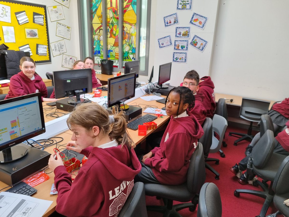 stjohscomp's tweet photo. Lovely visiting P7 at @StNiniansPri this afternoon. We're excited about S1 next year, having seen their fab @scratch skills in action!

We used orbeez, tinfoil and pencil lines to make our own @makeymakey controllers.

@StJOHS @OgilvieTo https://t.co/nLFdxZpsjU