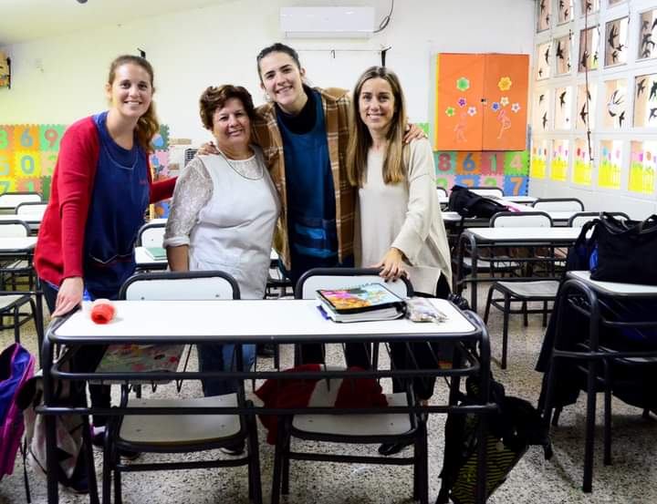 AleBorgatta1's tweet photo. SEMANA DEL LIBRO 📚 “LA PLANTA DE BARTOLO”

🏣 Con gran alegría, ayer participamos de la Semana del Libro en la Escuela Estanislao Lopez N° 1224. Compartimos el cuento “La Planta de Bartolo” junto a su comunidad educativa, y escuchamos la reflexión de las alumnas y alumnos. https://t.co/fD57wDAWQz