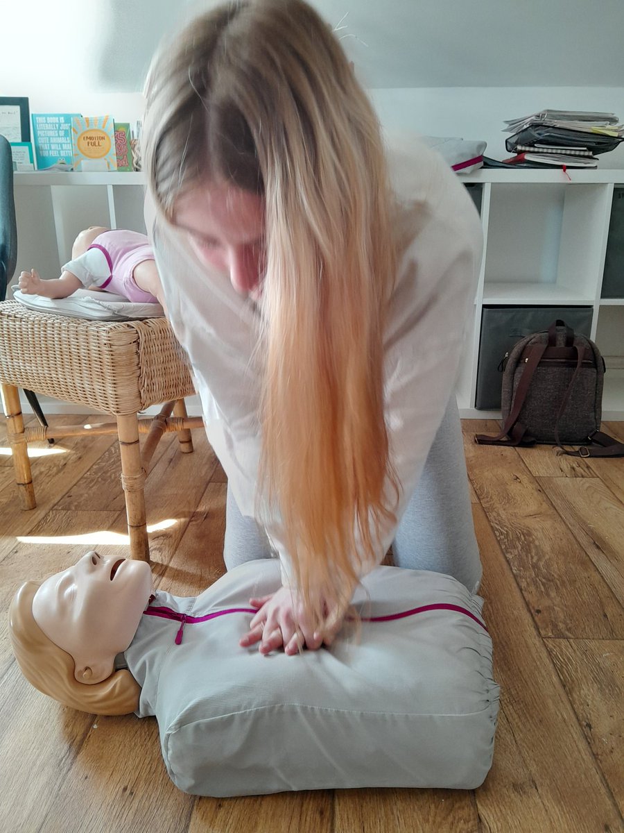 OutlineFirstAid's tweet photo. If someone had a cardiac arrest in front of you, would you know how to respond? ❤️ https://t.co/DgT7dNK9wg
