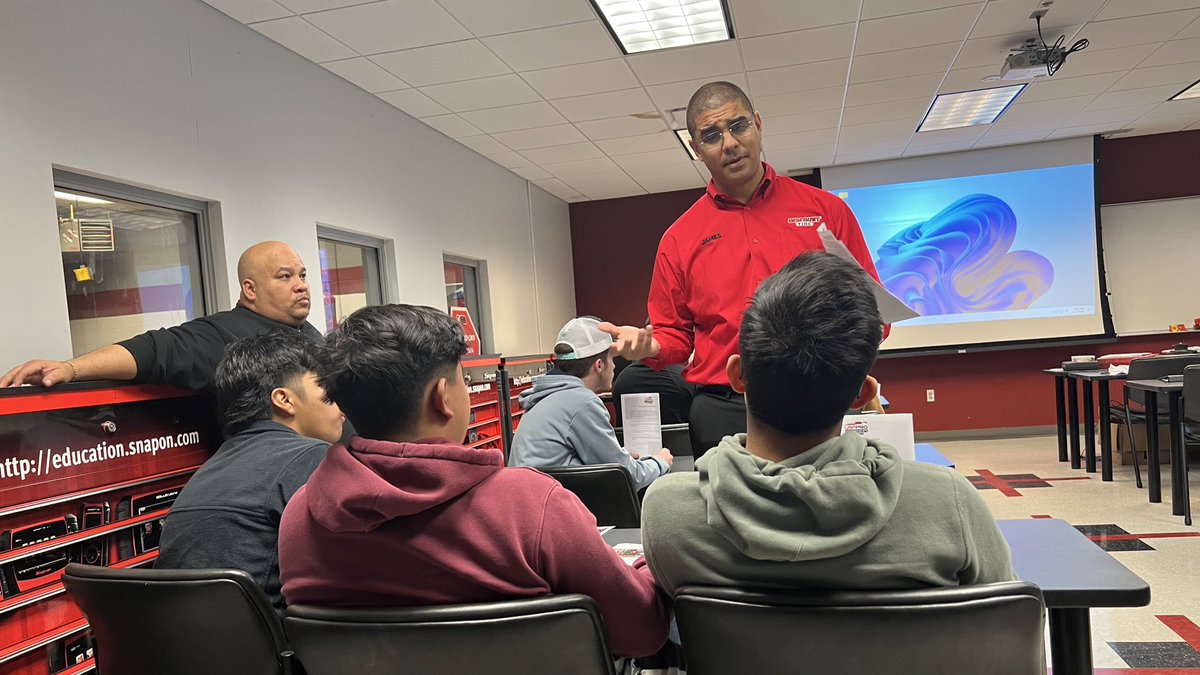 “When you join @DiscountTire, you’re joining more than a job.” 🔥

An amazing time today speaking with STEM students at Gadsen State Community College about future career opportunities with @DiscountTire and @USFProChamps 💪

#USFPro | #TeamCooperTire | #LetsGetYouTakenCareOf