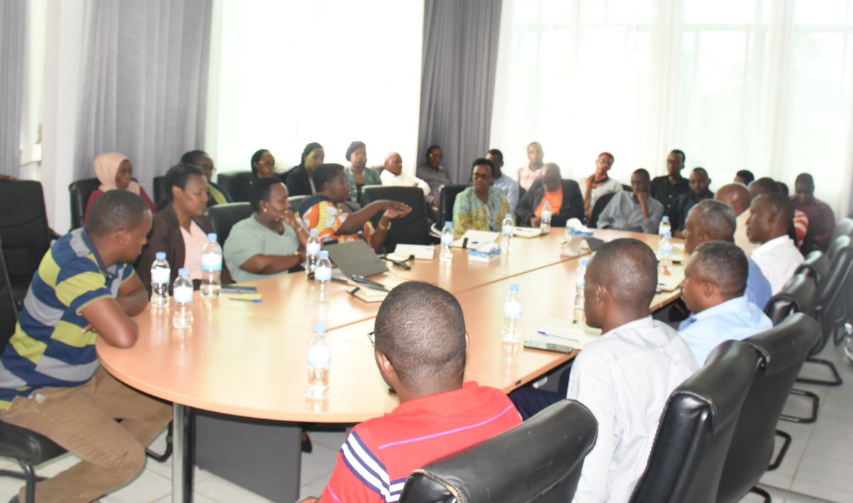GenderMonitorRw's tweet photo. Kuri uyu wa Kabiri, mu cyumba cy'inama cya Gender Monitoring Office hatanzwe ikiganiro ku #Kwibuka29. Ni ikiganiro cyatanzwe na @kangwagye. Cyitabiriwe n'abayobozi ndetse n'abakozi ba GMO n'aba #ASSETIP mu kurushaho gusobanukirwa amateka ya Genocide yakorewe abatutsi mu 1994. https://t.co/x55fSZ0rtb
