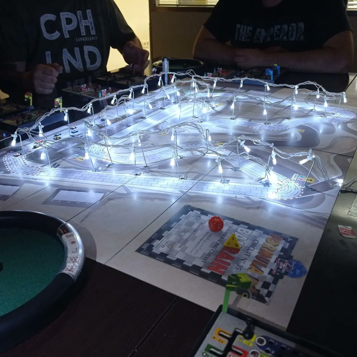 ClubDreadnought's tweet photo. Ximo, nuestro socio fanático de la Fórmula 1, se ha currado un circuito iluminado para hacer carreras nocturnas.
Ambientación tope en el Campeonato de Formula De. 🏎️🏎️
#clubdreadnought #formulade #f1 #formulauno #boardgames #juegosdemesa https://t.co/b3L44KAK2i