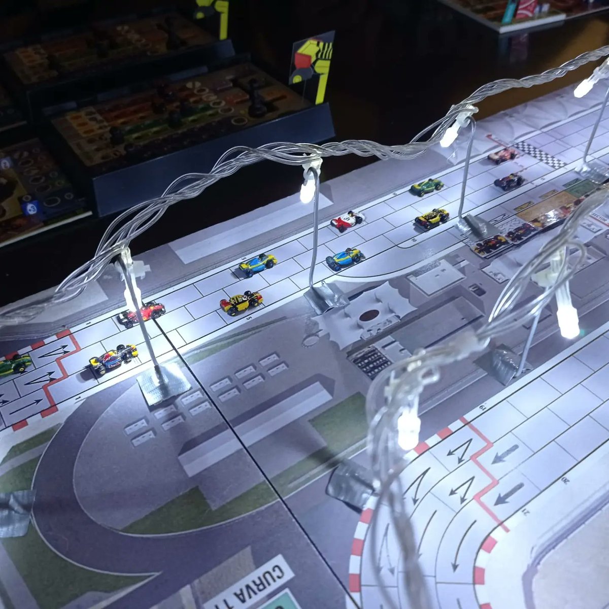 ClubDreadnought's tweet photo. Ximo, nuestro socio fanático de la Fórmula 1, se ha currado un circuito iluminado para hacer carreras nocturnas.
Ambientación tope en el Campeonato de Formula De. 🏎️🏎️
#clubdreadnought #formulade #f1 #formulauno #boardgames #juegosdemesa https://t.co/b3L44KAK2i