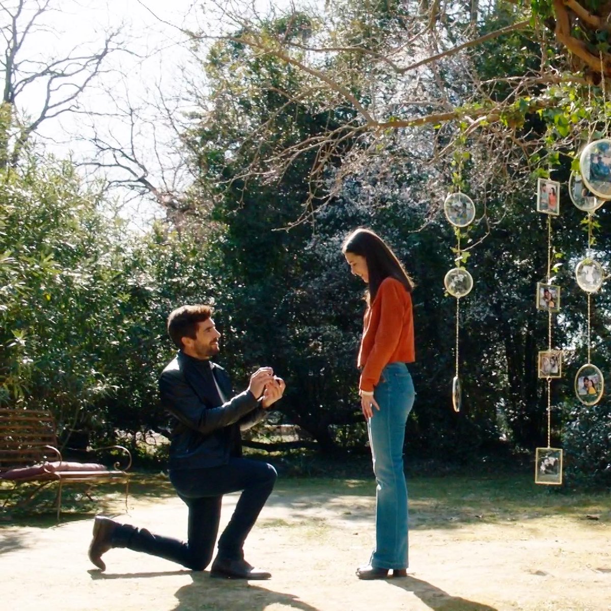 ITC_TF1's tweet photo. #SCOOP  
Anaïs va-t-elle dire OUI ?! 💍✨👰‍♀️ #Lunchbox🥡 

https://t.co/MZR60cqWd6 https://t.co/B3JaBj6TbA