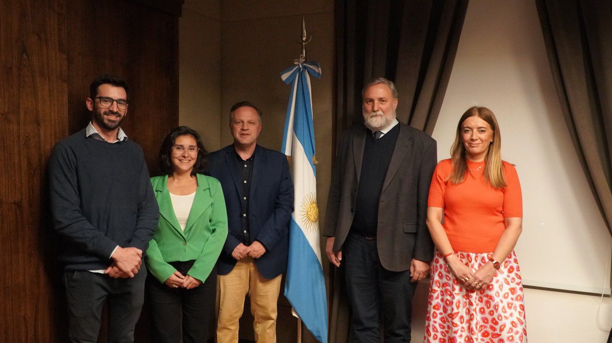 IPPAAzul's tweet photo. Una escuela de dirigentes deportivos para nuestro partido 💙

✍🏻 @PYannibelli en representación del Ippa y la @unsadaoficial firmaron un convenio para llevar adelante en nuestro partido una Escuela de dirigentes deportivos.

📝 https://t.co/BKxDn1WEMK