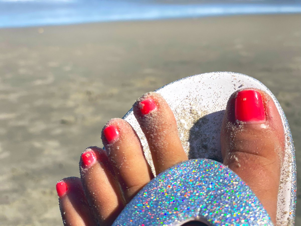 AimeeSinez's tweet photo. Happy #HumpDay everyone!!! #glitter #flipflips #crocs #pedicure #beach #sandytoes #toes #feet #feetfethish https://t.co/v1ULVzQQYX