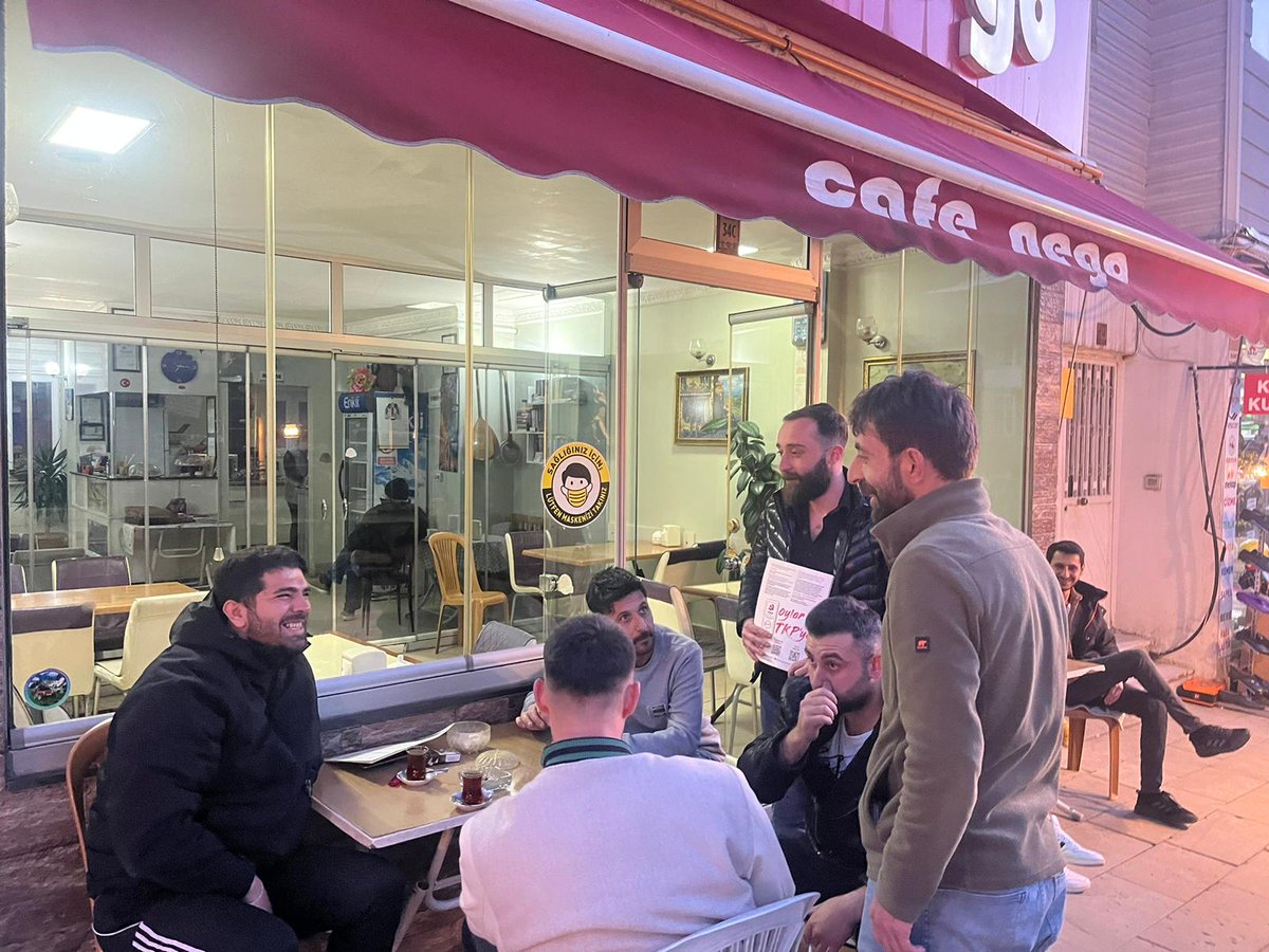 ArtvinTKP's tweet photo. Milletvekili adaylarımızla birlikte Şavşatlı yurttaşlarımıza seçim bildirilerimizi ulaştırdık. Doğanın talan edilmediği, eşit, özgür şekilde yaşadığımız bir ülke için bir oy Erdoğan gitsin diye, bir oy TKP'ye. 
#OylarTKPye 
@tkpninsesi https://t.co/XRyEpmn90J