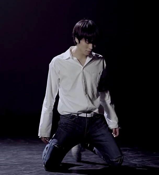 RohaHyuk99's tweet photo. When a great dancer asking himself 'how do I dance now?' do you realised that he is at his weakest point now?😣😭
Rocky used to say he is in his own world when he dance, dancing is his strongest niche..but he is asking himself 'how do I dance now?' 
Rocky....😭😭😭 https://t.co/YUqdvgPVdf