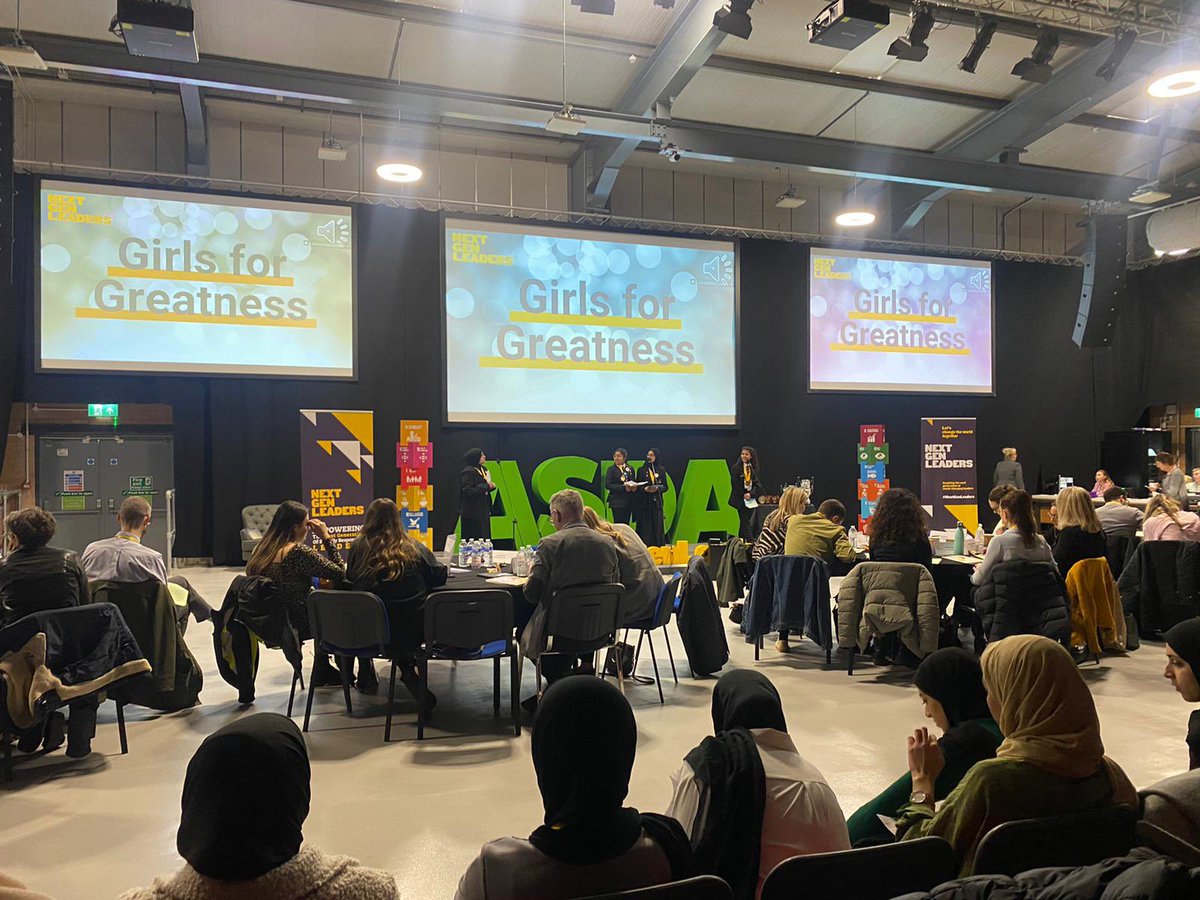 CarltonBolling's tweet photo. It takes an incredible amount of courage and fearlessness to publicly speak infront of 200 people, yet our Student Leaders wowed the judges and audience with their confidence and oracy skills #ambition #CarltonEdge💎 https://t.co/97vujzOYUD