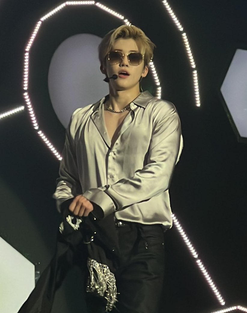 แล้วสิ่งนี้รอเป็นตำนานไปแล้ว อันดับหนึ่งที่หนึ่งหนึ่งเดียวในไทย ภาวนาให้เสี่ยใส่แว่นทุกวันที่ขึ้นแสดงแต่ฮีเลือกสามวันในไทยไปแล้ว รักกันเกิน