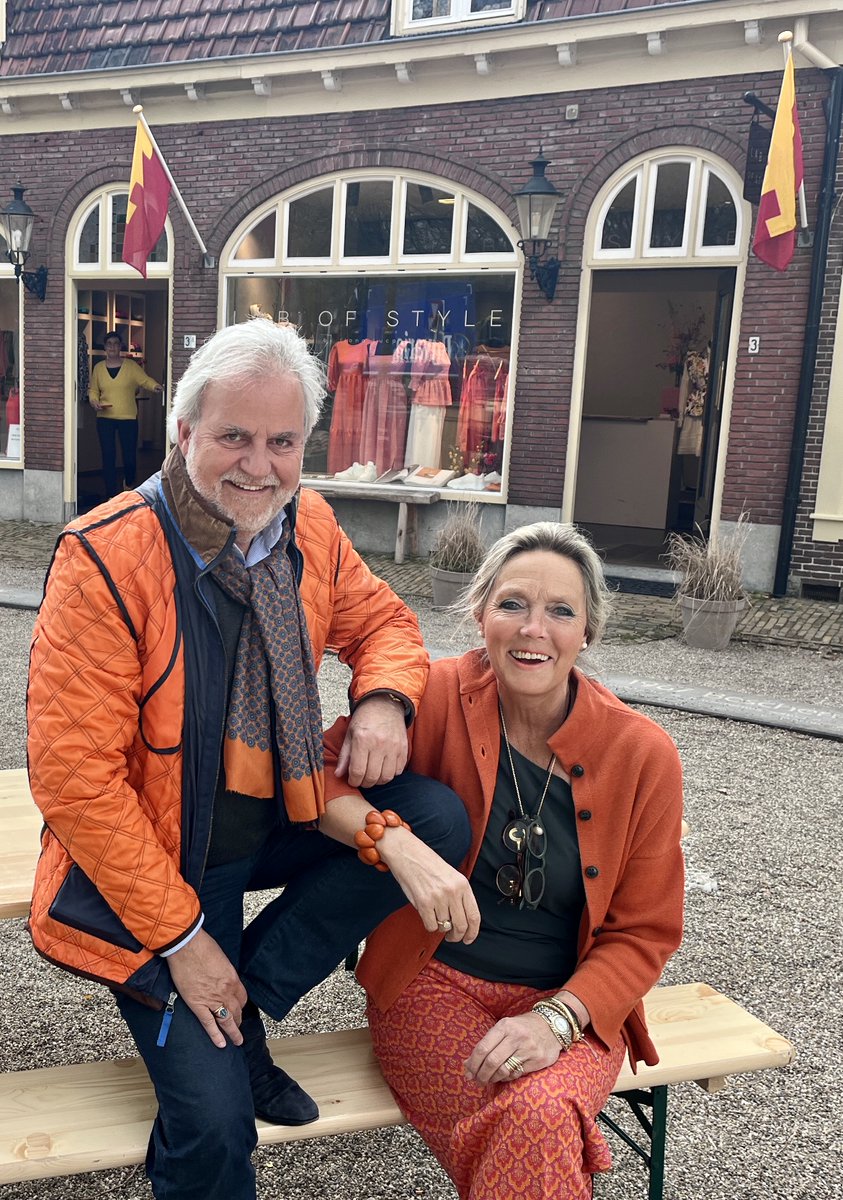 Iedereen een fijne Koningsdag gewenst. Paola en ikzelf zijn morgen actief voor de @kerkpleinvrienden in Driebergen-Rijsenburg. Hier alvast een 'Oranje boven' voorproefje op het monumentale Kerkplein van Rijsenburg waar morgen vele duizenden mensen worden verwacht.