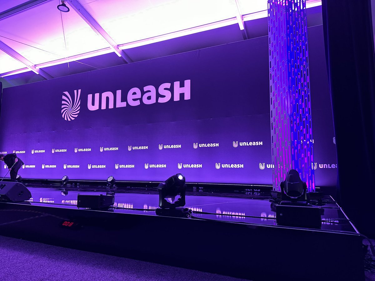 olivedel's tweet photo. It’s about to start! #UNLEASHAmerica https://t.co/0VRPluUFhA