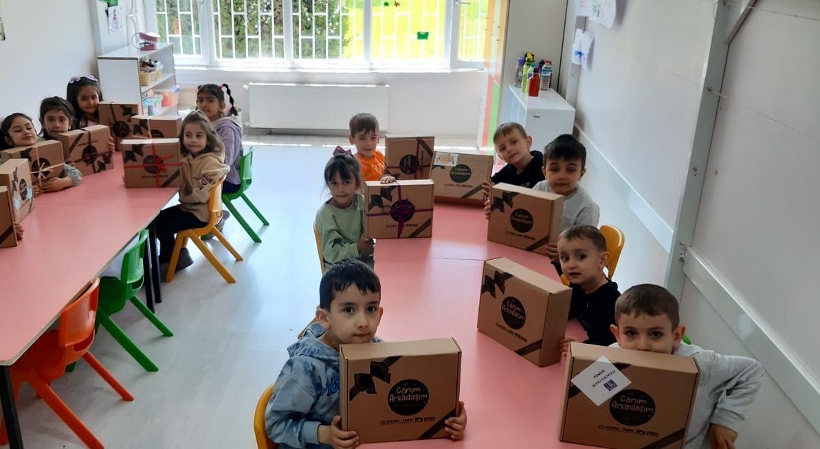 istanbulilmem's tweet photo. ✨Kahramanmaraş'ın Elbistan ilçesinde deprem sonrası eğitim öğretime başlayan okullarımızı yalnız bırakmadık.

Öğrencilerimizi #CanımArkadaşım hediyeleriyle karşılayan Pendik İlçe Millî Eğitim Müdürlüğümüz Elbistan'a İstanbul'umuzun desteğini ve selamını iletti.

@memleventyazici https://t.co/JB1YFCWaE4