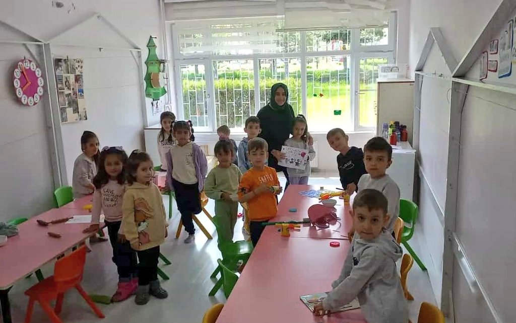 istanbulilmem's tweet photo. ✨Kahramanmaraş'ın Elbistan ilçesinde deprem sonrası eğitim öğretime başlayan okullarımızı yalnız bırakmadık.

Öğrencilerimizi #CanımArkadaşım hediyeleriyle karşılayan Pendik İlçe Millî Eğitim Müdürlüğümüz Elbistan'a İstanbul'umuzun desteğini ve selamını iletti.

@memleventyazici https://t.co/JB1YFCWaE4