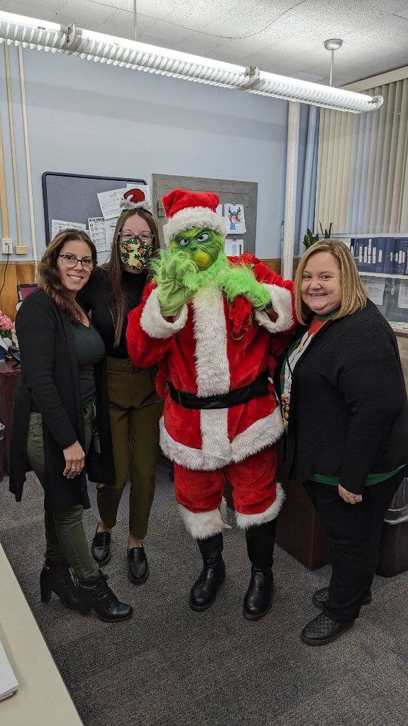 Nick_EdwardsEDU's tweet photo. Happy Administrative Assistant Day! These wonderful secretaries help Academy Street on so many levels! Thank you for everything you do! @PublicDover @AcademyStreetES #acadeMYschool #dover https://t.co/k86KEQ6ynQ