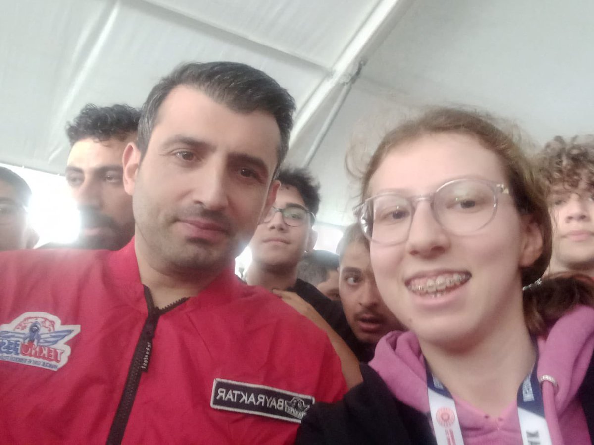 Eyüp Aygar Fen Lisesi 9. sınıf öğrencisi ve aynı zamanda Mersin Bilim Elçimiz Zeynep Değerlier, #Teknofest Liseler arası İnsansız Hava Araçları yarışmasında takım pilotu olarak görev aldığı “Mersin İHA” takımı ile Döner Kanat Serbest Kategorisinde finale kalmaya hak kazanmıştır.