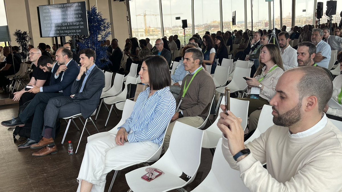 valenciactiva_'s tweet photo. 🤝🚀 Hoy el concejal de Hacienda y Sectores Económicos, @borsanro, ha asistido al encuentro #MoveOnWK impulsado por la multinacional @WoltersKluwerEs y que tiene por objetivo impulsar la transformación empresarial y tecnológica de las pymes con contenido y conexiones de impacto https://t.co/D3mWMHwxSD