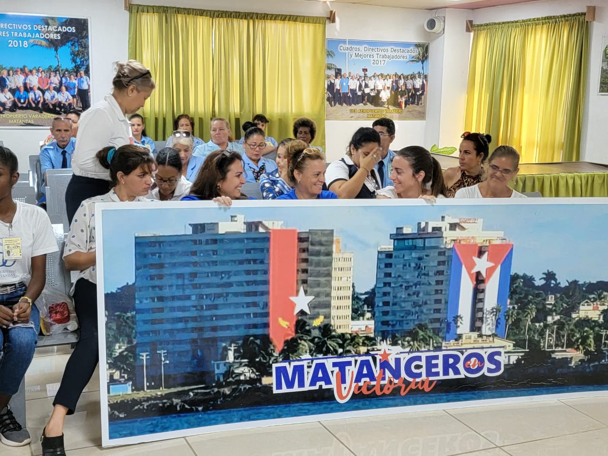ECASAVaradero's tweet photo. En mitin revolucionario una representación de los trabajadores del #aeropuertovra le ratifican a Talía secretaria general del #snttp y  a  al dirección del Partido estar listo para el desfile del #1roDeMayo porque #ALaPatriaManosYCorazón #MatancerosEnVictoria https://t.co/TzeUqRvCeW