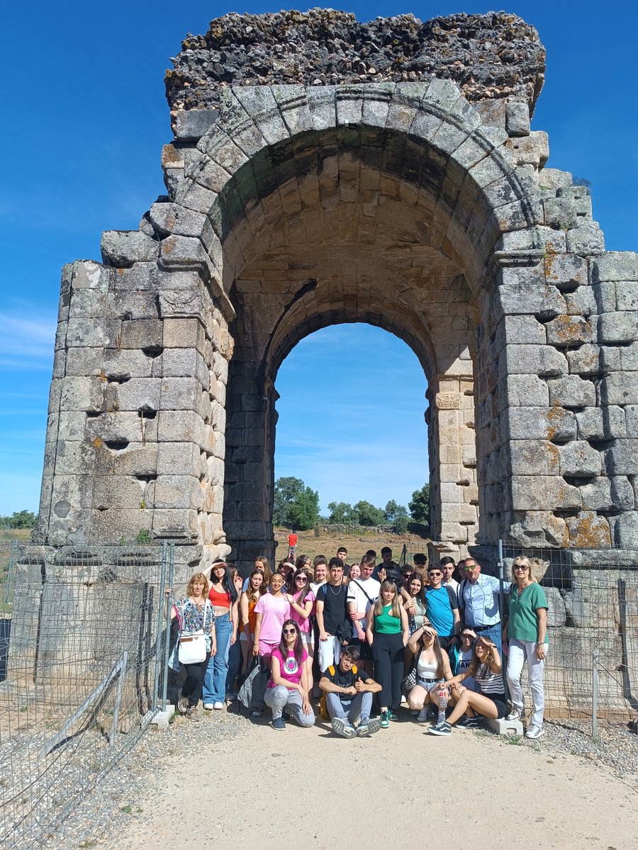 erasmusplusmon1's tweet photo. Día 2 - Viaje a Cáparra, Granadilla y Aceituna. En Cáparra un guía nos explica las ruinas romanas. Después viajamos a Granadilla para conocer este bonito pueblo en rehabilitación. En Aceituna nos hacen un taller de repostería y preparamos y comemos unas roscas buenísimas. https://t.co/uRNGKoLlwy