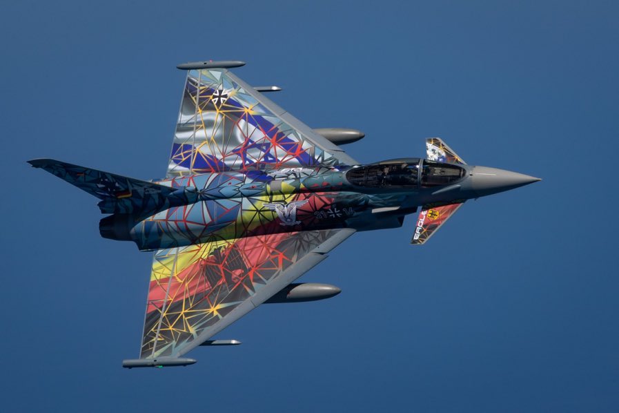 BrennpunktUA's tweet photo. 🇩🇪 Eurofighter Typhoon #EagleStar beim Überflug zu Ehren des 75 Geburtstag des Staates Israel 🇮🇱 

😎🫡

🇩🇪🤝🇮🇱 https://t.co/GrQ9bcLEo7