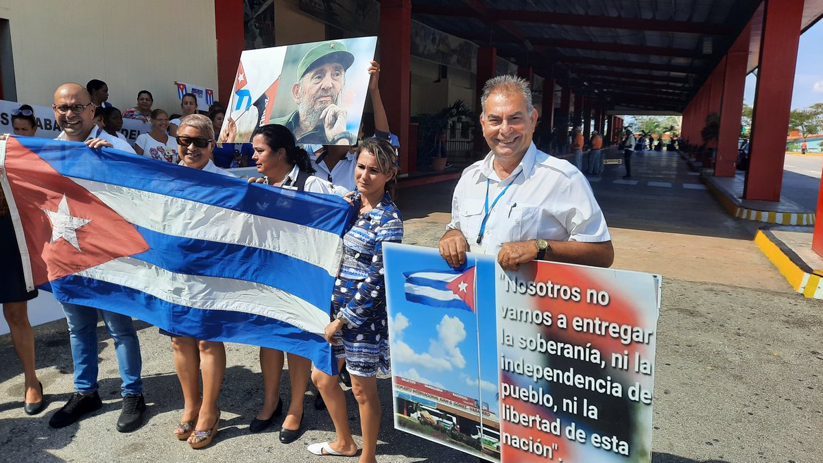 ECASAVaradero's tweet photo. En mitin revolucionario una representación de los trabajadores del #aeropuertovra le ratifican a Talía secretaria general del #snttp y  a  al dirección del Partido estar listo para el desfile del #1roDeMayo porque #ALaPatriaManosYCorazón #MatancerosEnVictoria https://t.co/TzeUqRvCeW