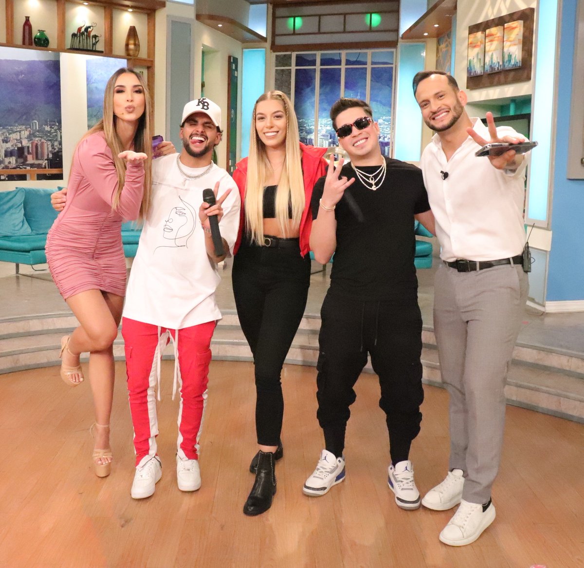 venevision's tweet photo. ¡Besitos, abrazos y buenas vibras para ustedes ✨! Les desean @victorygabo junto a @eskarliam 👏 Nuestros invitados de lujo siguen con nosotros, así que mantente en sintonía de #Venevision o conéctate a https://t.co/Md5tG8wFOU 📱#PortadasEnVivo🔴 https://t.co/CCLmAhxfow