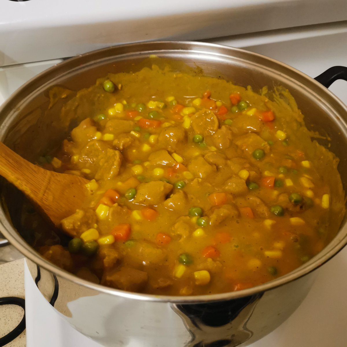 JamesRobertMoon's tweet photo. me and me dads curry just cooking the jasmine rice mmmmmmmm got me friend dan over https://t.co/PEJH0zwnDX
