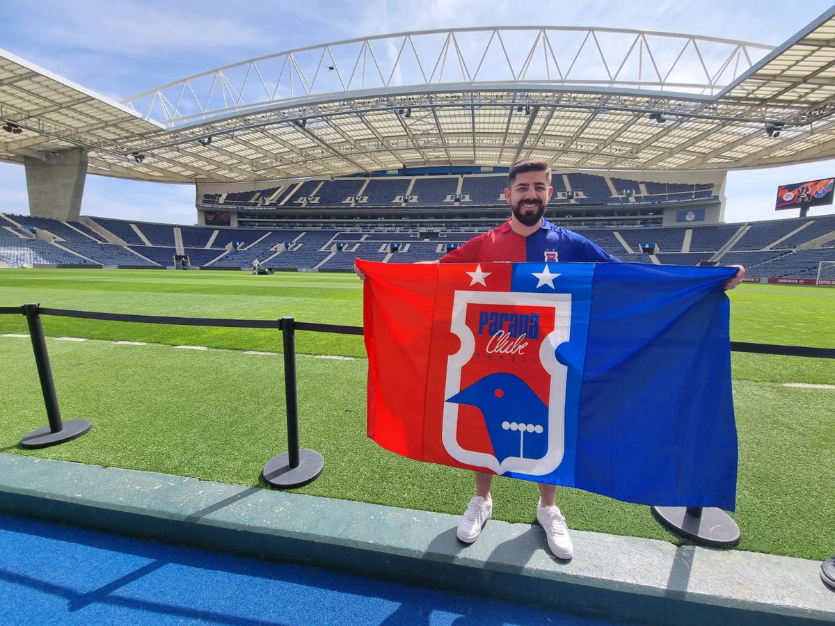 rodrigotroyner's tweet photo. Hoje foi dia de levar o manto e a bandeira do @ParanaClube até o Estádio do Dragão, do @FCPorto . ❤️💙
#paranismo #paranaclube #paranistaspelomundo #prcpelomundo #brasil https://t.co/lpOnniKRhH