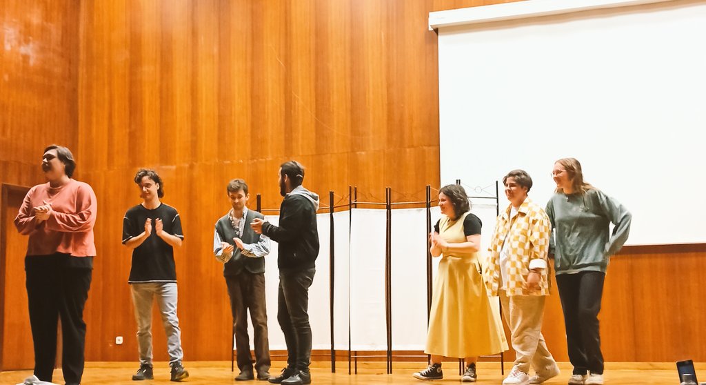 IdansUSC's tweet photo. Veño da estrea de Contratempo e vaia nivel de #teatrouniversitario!
Emocionante, divertida e fail pensar!
Á esquerda tedes á directora Raquel Ramos 👏👏👏👏👏👏👏 #triglicéridos #infantilUSC @UniversidadeUSC
@CulturaUSC https://t.co/1dkep6MIWI