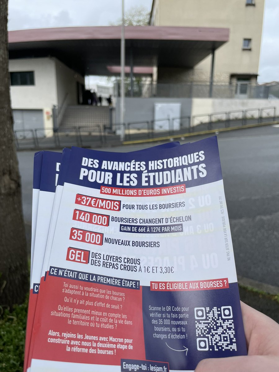 FelixWatterlot's tweet photo. Les @jeunesmacron24 présents sur le terrain à Périgueux à la rencontre des jeunes pour défendre la #reformedesbourses 

FACE À LA PRÉCARITÉ EMMANUEL       MACRON AGIT ! 

✅ 500 millions d’euros investis et des avancées historiques pour les étudiants. https://t.co/qjrqir34Lq