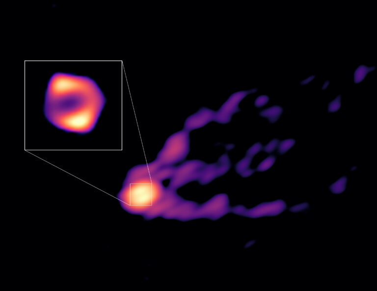 📡Astronomers image for the first time a black hole’s shadow together with a powerful jet. For the first time, astronomers have observed, in the same image, the shadow of the black hole at the center of the galaxy M87 and the powerful jet expelled from it almaobservatory.org/en/press-relea…