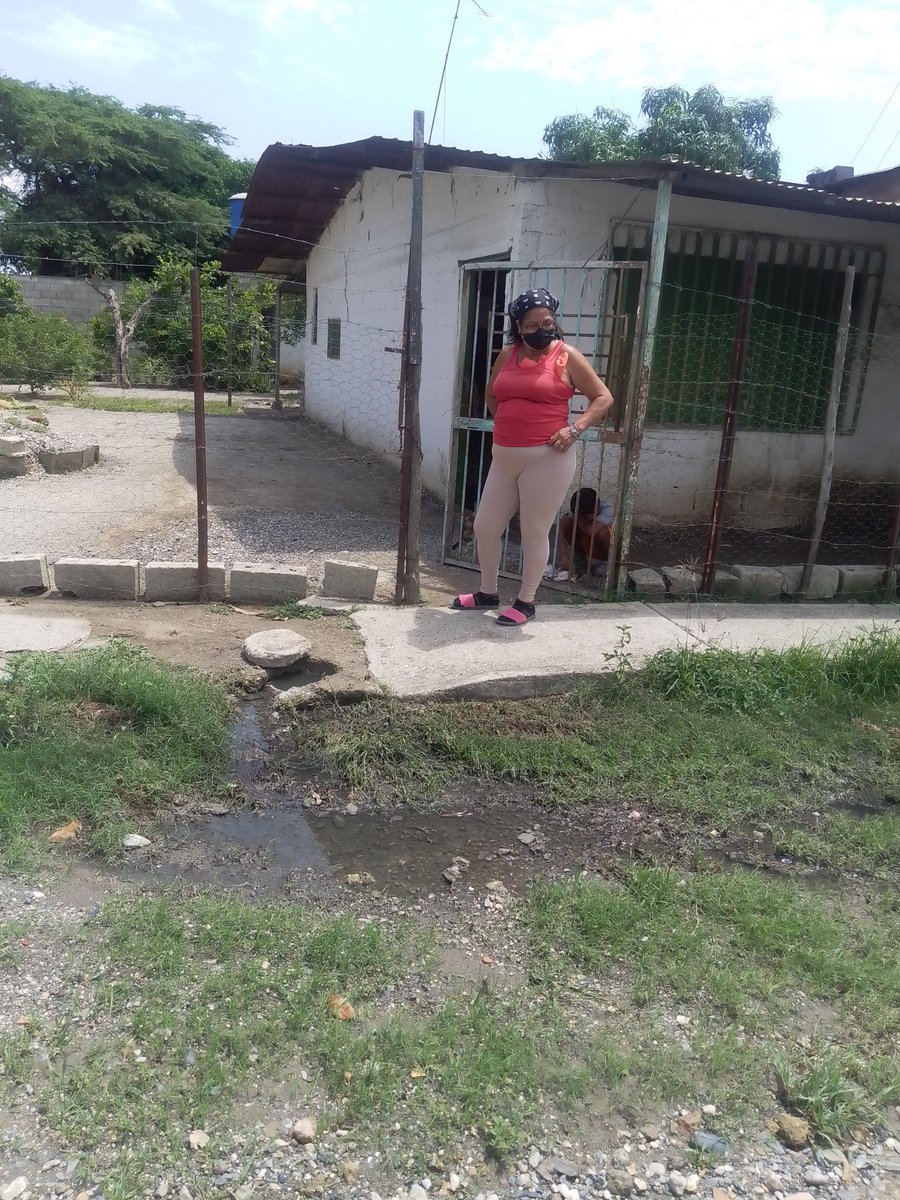 AnaRodr92205395's tweet photo. @HidrolaraCA_  buenas tardes todavía en nuestra comunidad barrio la batalla sector 2 no han solucionado el problema de la cloacas colapsada
@AdolfoP_Oficial 
@NicolasMaduro 
@laprensalara 
@latinatv 
@GuaraLuisJonas 
@HidrolaraCA_ 
@HidrolaraCA https://t.co/x5xzBaLU4k