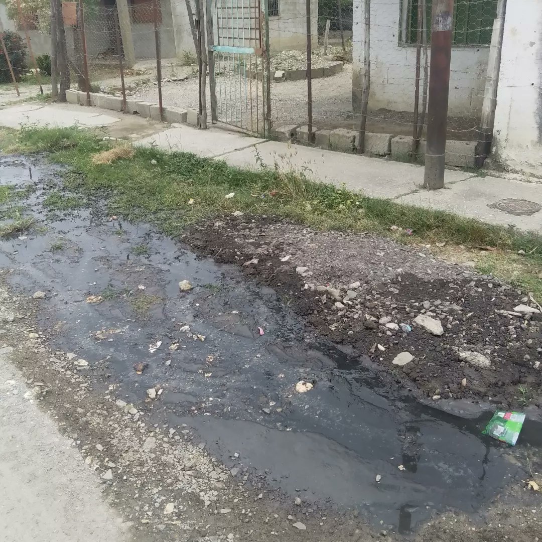 AnaRodr92205395's tweet photo. @HidrolaraCA_  buenas tardes todavía en nuestra comunidad barrio la batalla sector 2 no han solucionado el problema de la cloacas colapsada
@AdolfoP_Oficial 
@NicolasMaduro 
@laprensalara 
@latinatv 
@GuaraLuisJonas 
@HidrolaraCA_ 
@HidrolaraCA https://t.co/x5xzBaLU4k