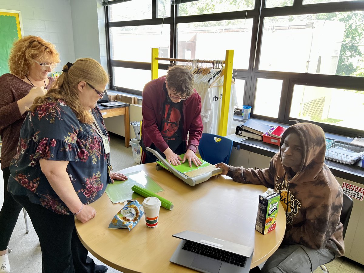 FCPS_CTS's tweet photo. @QuanderRoad students are becoming Cricut design experts thanks to Educate Fairfax @fcpsfoundation #grants #edfund https://t.co/LwjrXhTG0U