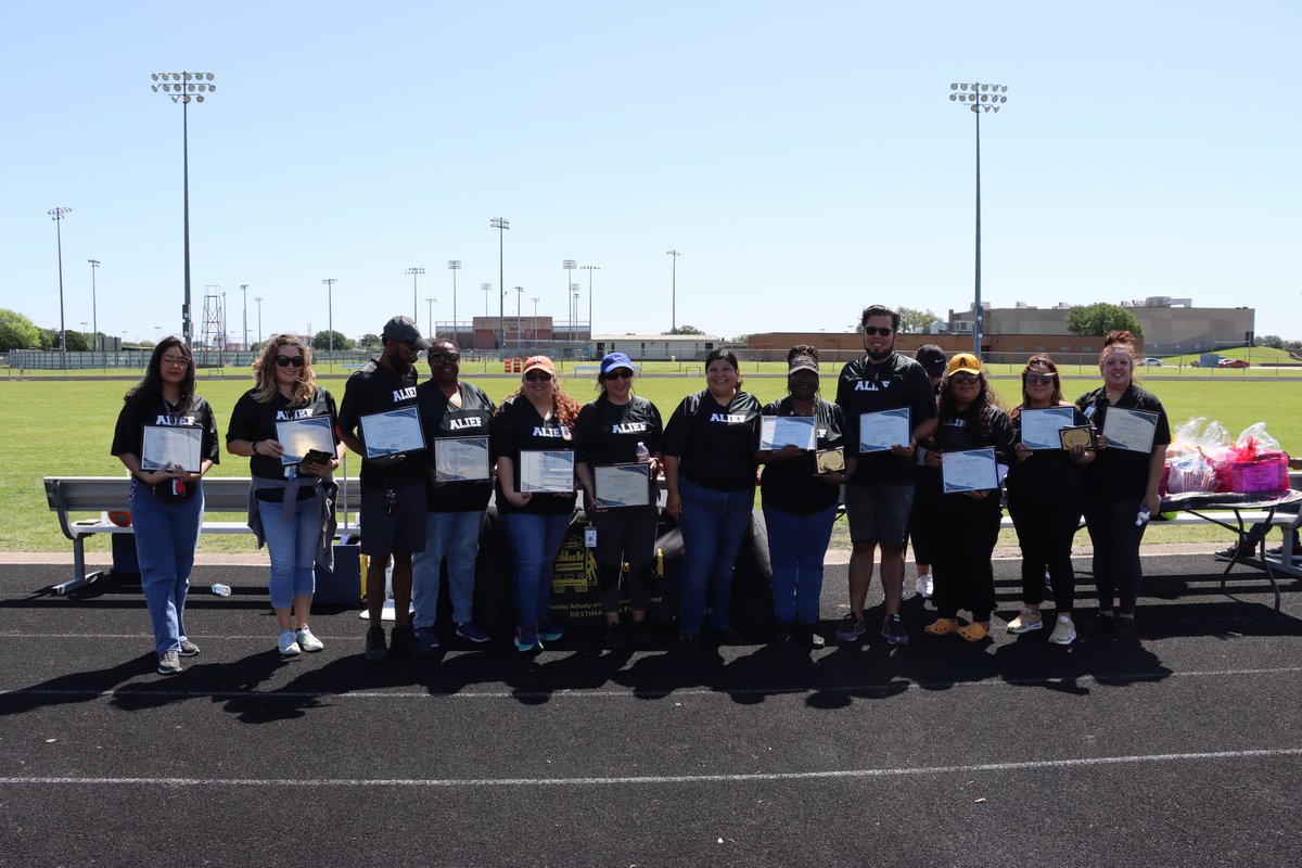 HUGE SHOUT OUT to this group of amazing family liaisons a.k.a All Pro Dad Coaches, who more than doubled their APD engagement going from 242 families last year to 530 plus families this year.
Alief fathers are all about family engagement! #AliefAllProDad
<a href="/Alief_Fame/">Alief FACE</a>
<a href="/AliefISD/">Alief ISD</a>