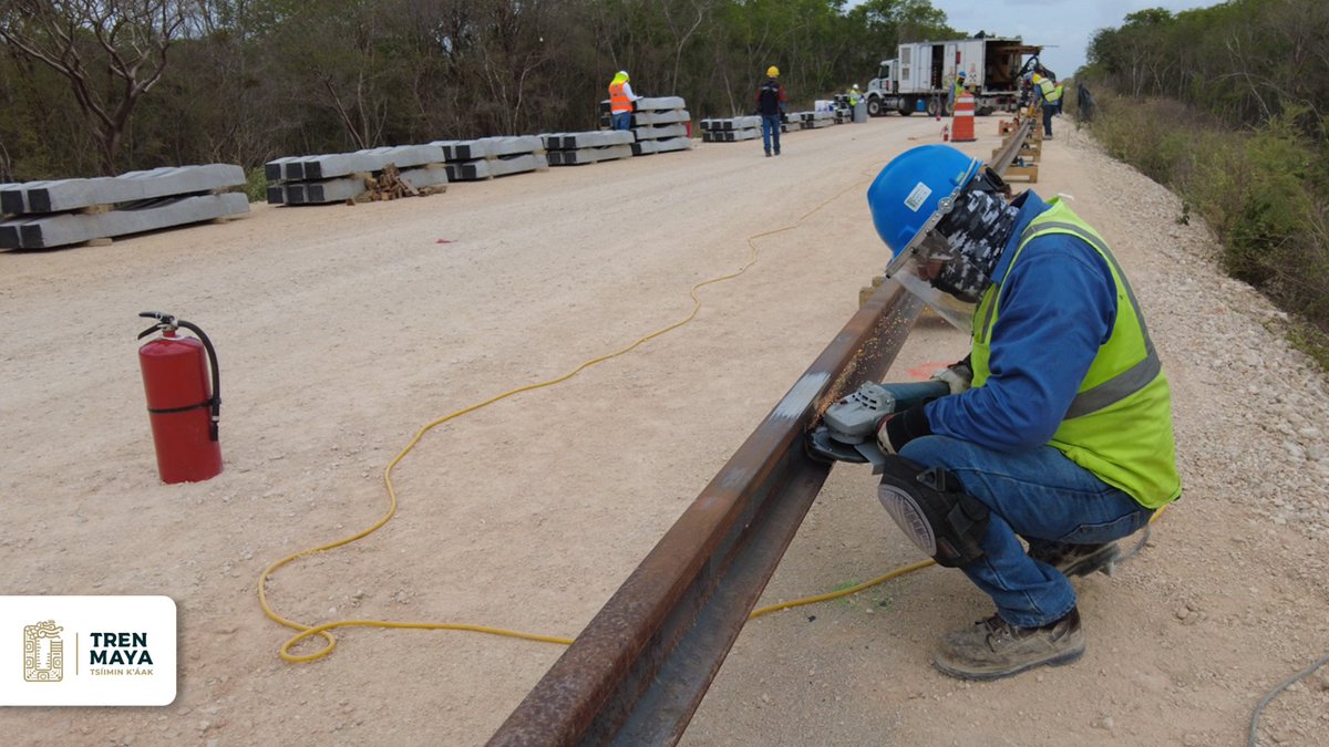 TrenMayaMX's tweet photo. El #TrenMaya ha generado más cien mil empleos en el sureste y están necesitándose 50 mil más en la construcción de paraderos, estaciones, cocheras y bases de mantenimiento, entre otras obras   complementarias 🛠️
#SúbeteAlTren 🚉 https://t.co/a4Z2N9YkTl